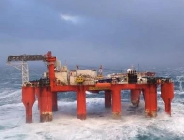 Βίντεο: Πλωτή πλατφόρμα εξόρυξης στο έλεος τυφώνα!